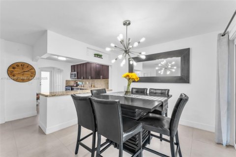 Townhouse in Miami, Florida 3 bedrooms, 147.9 sq.m. № 1787181 - photo 18