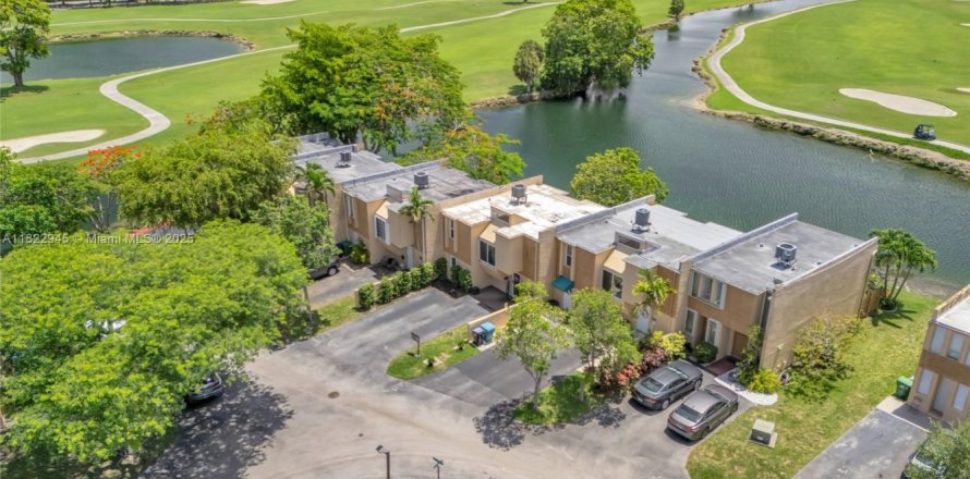 Townhouse in Miami, Florida 3 bedrooms, 147.9 sq.m. № 1787181