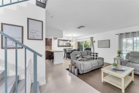 Townhouse in Miami, Florida 3 bedrooms, 147.9 sq.m. № 1787181 - photo 14