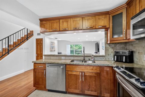 Copropriété à vendre à North Miami Beach, Floride: 2 chambres, 138.89 m2 № 2007660 - photo 3