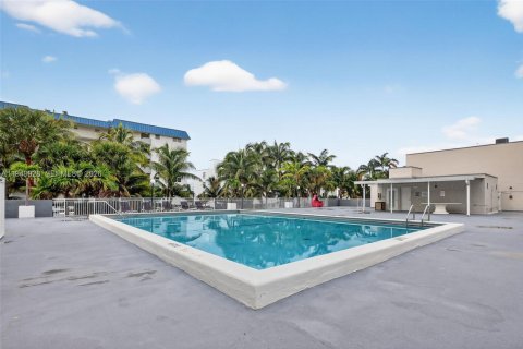 Copropriété à vendre à North Miami Beach, Floride: 2 chambres, 138.89 m2 № 2007660 - photo 16