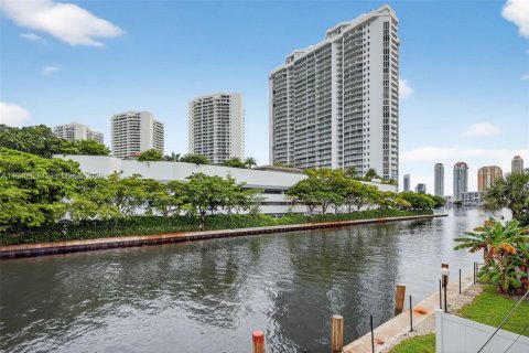 Copropriété à vendre à North Miami Beach, Floride: 2 chambres, 138.89 m2 № 2007660 - photo 15