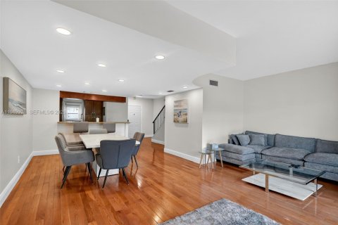 Copropriété à vendre à North Miami Beach, Floride: 2 chambres, 138.89 m2 № 2007660 - photo 2