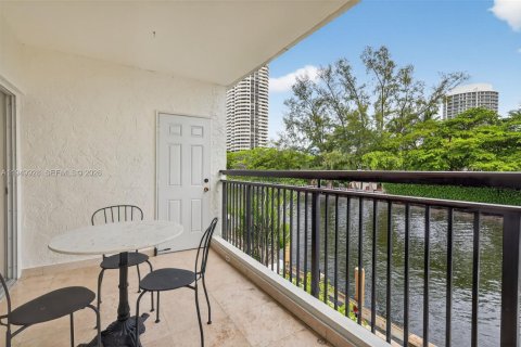 Copropriété à vendre à North Miami Beach, Floride: 2 chambres, 138.89 m2 № 2007660 - photo 13