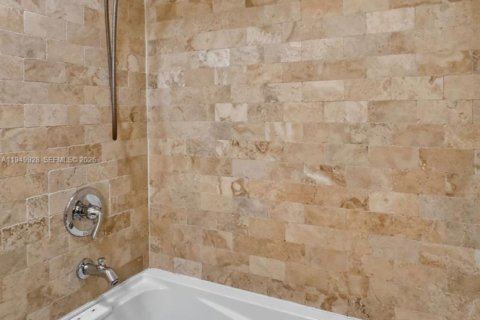 Copropriété à vendre à North Miami Beach, Floride: 2 chambres, 138.89 m2 № 2007660 - photo 8