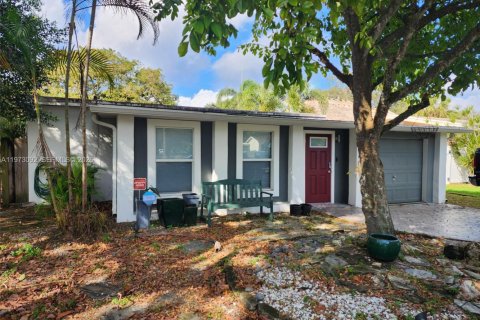 House in Dania Beach, Florida 2 bedrooms, 89.19 sq.m. № 2041409
