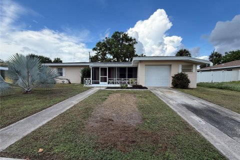 House in Port Charlotte, Florida 3 bedrooms, 113.06 sq.m. № 2294886