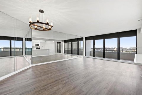 Condominio en alquiler en Gulfport, Florida, 2 dormitorios, 137.12 m2 № 1894550 - foto 20