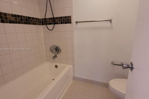Снять в аренду кондоминиум в Санрайз, Флорида 2 спальни, 91.6м2, № 2079994 - фото 11