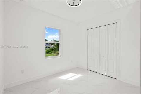 House in Lehigh Acres, Florida 3 bedrooms, 98.76 sq.m. № 2417887 - photo 9