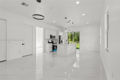 House in Lehigh Acres, Florida 3 bedrooms, 98.76 sq.m. № 2417887 - photo 3
