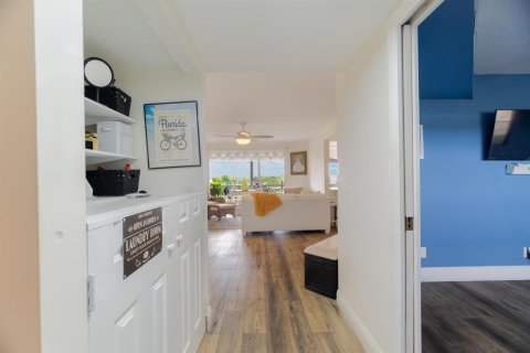 Condo in Lake Worth, Florida, 2 bedrooms № 2181922 - photo 3