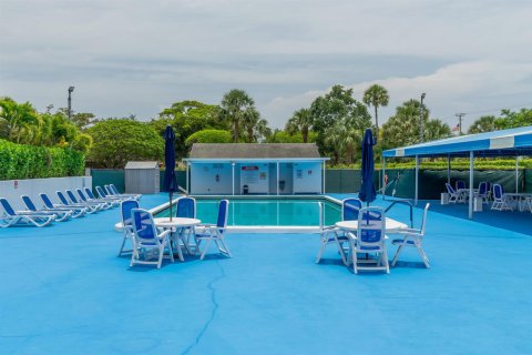 Condo in Lake Worth, Florida, 2 bedrooms № 2181922 - photo 28