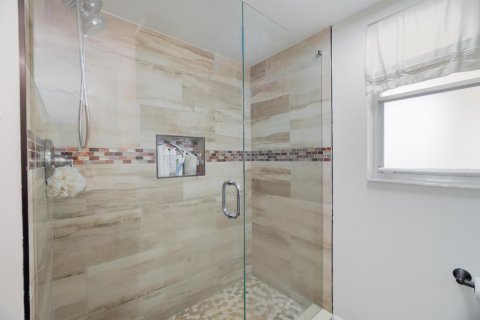 Condo in Lake Worth, Florida, 2 bedrooms № 2181922 - photo 21