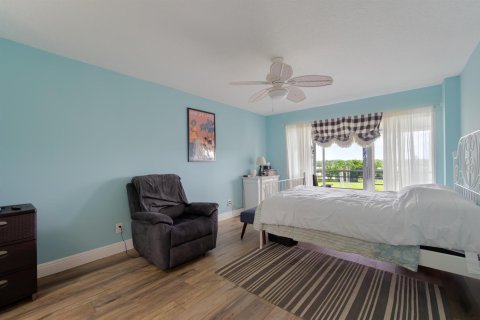 Condo in Lake Worth, Florida, 2 bedrooms № 2181922 - photo 17