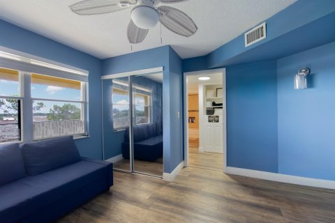 Condo in Lake Worth, Florida, 2 bedrooms № 2181922 - photo 6