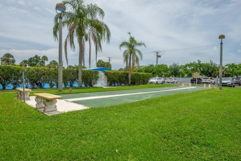 Condo in Lake Worth, Florida, 2 bedrooms № 2181922 - photo 27