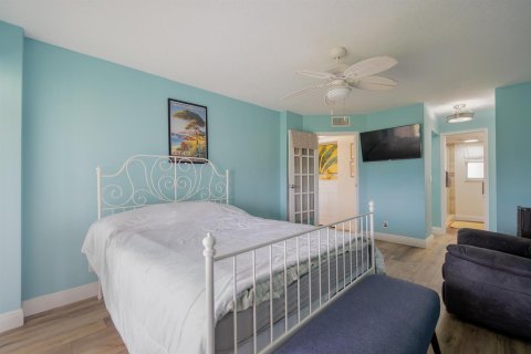 Condo in Lake Worth, Florida, 2 bedrooms № 2181922 - photo 18