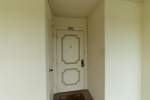 Condo in Lake Worth, Florida, 2 bedrooms № 2181922 - photo 2