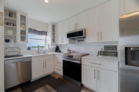 Condo in Lake Worth, Florida, 2 bedrooms № 2181922 - photo 15