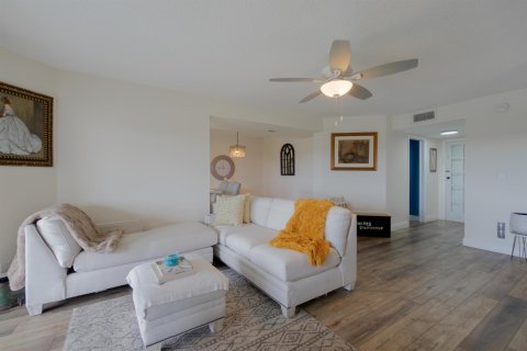 Condo in Lake Worth, Florida, 2 bedrooms № 2181922 - photo 11