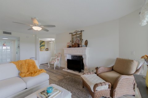 Condo in Lake Worth, Florida, 2 bedrooms № 2181922 - photo 12