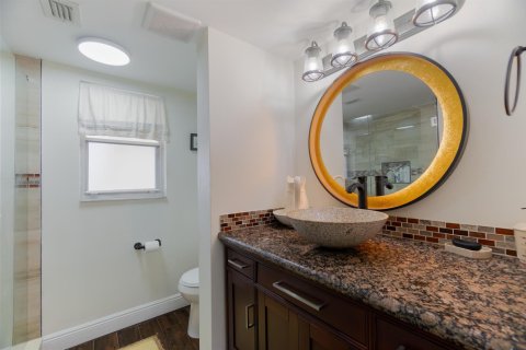 Condo in Lake Worth, Florida, 2 bedrooms № 2181922 - photo 20