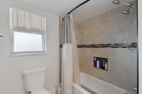 Condo in Lake Worth, Florida, 2 bedrooms № 2181922 - photo 8