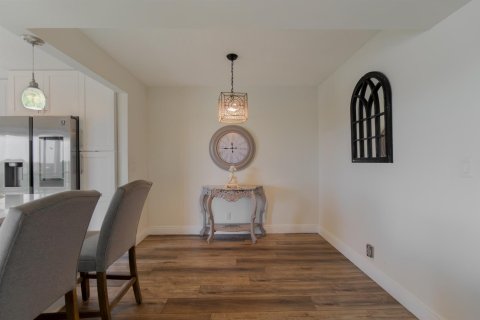 Condo in Lake Worth, Florida, 2 bedrooms № 2181922 - photo 13