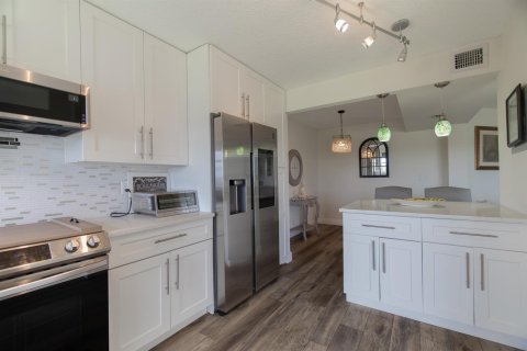 Condo in Lake Worth, Florida, 2 bedrooms № 2181922 - photo 16