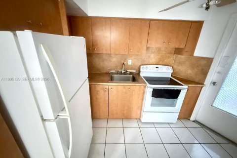 Condominio en alquiler en Miami, Florida, 1 dormitorio, 61.32 m2 № 2062633 - foto 10