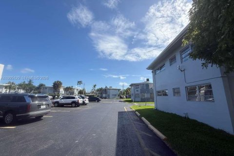 Condominio en alquiler en Miami, Florida, 1 dormitorio, 61.32 m2 № 2062633 - foto 2