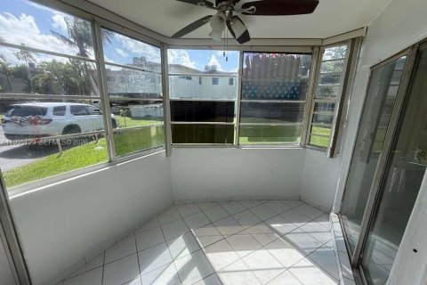 Condominio en alquiler en Miami, Florida, 1 dormitorio, 61.32 m2 № 2062633 - foto 3