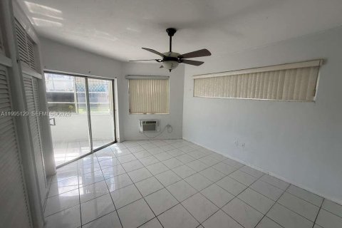 Condominio en alquiler en Miami, Florida, 1 dormitorio, 61.32 m2 № 2062633 - foto 5