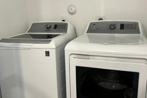 Townhouse in Miami Gardens, Florida 4 bedrooms, 148.83 sq.m. № 1988376 - photo 10