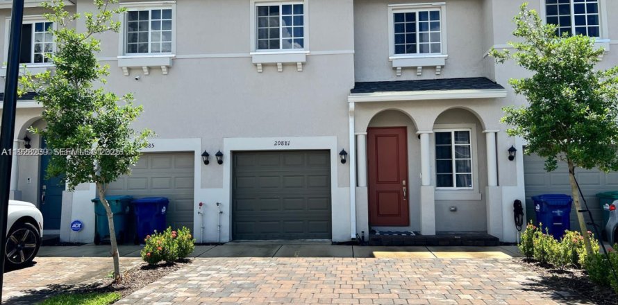 Townhouse in Miami Gardens, Florida 4 bedrooms, 148.83 sq.m. № 1988376