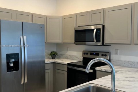 Townhouse in Miami Gardens, Florida 4 bedrooms, 148.83 sq.m. № 1988376 - photo 5