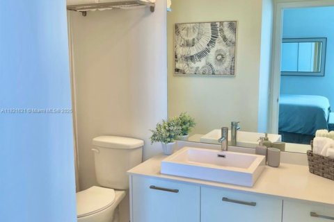 Condo in Miami, Florida, 1 bedroom  № 1937617 - photo 11