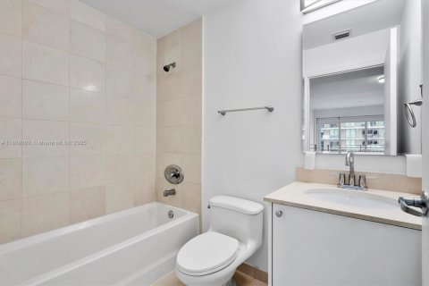 Купить кондоминиум в Майами, Флорида 1 спальня, 72.93м2, № 1897676 - фото 18