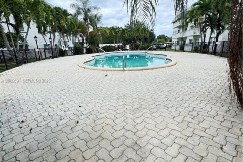 Condominio en alquiler en Miami, Florida, 1 dormitorio, 68.75 m2 № 2170177 - foto 12