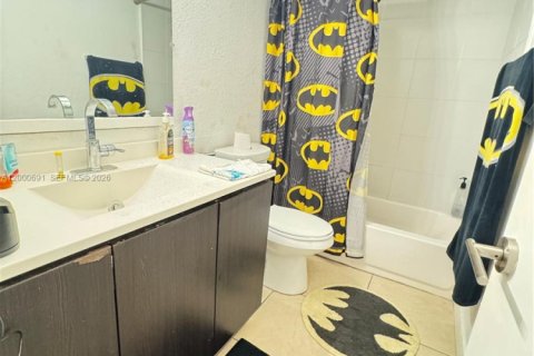 Condominio en alquiler en Miami, Florida, 1 dormitorio, 68.75 m2 № 2170177 - foto 4