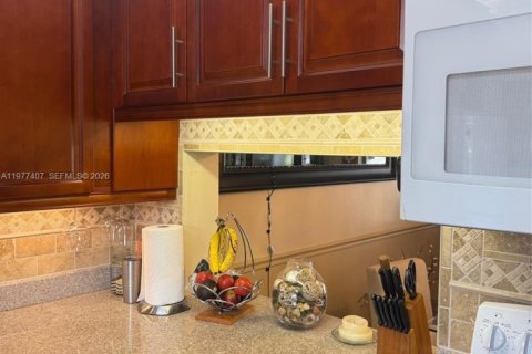 Condo in Tamarac, Florida, 2 bedrooms  № 2055211 - photo 10