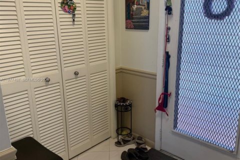 Condo in Tamarac, Florida, 2 bedrooms  № 2055211 - photo 5