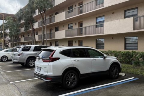 Condo in Tamarac, Florida, 2 bedrooms  № 2055211 - photo 2