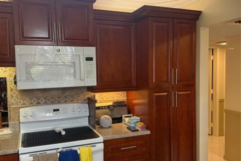 Condo in Tamarac, Florida, 2 bedrooms  № 2055211 - photo 13