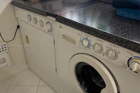 Condo in Tamarac, Florida, 2 bedrooms  № 2055211 - photo 29