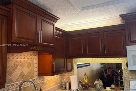 Condo in Tamarac, Florida, 2 bedrooms  № 2055211 - photo 12