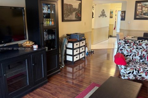 Condo in Tamarac, Florida, 2 bedrooms  № 2055211 - photo 21