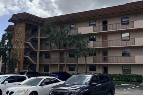 Condo in Tamarac, Florida, 2 bedrooms  № 2055211 - photo 1