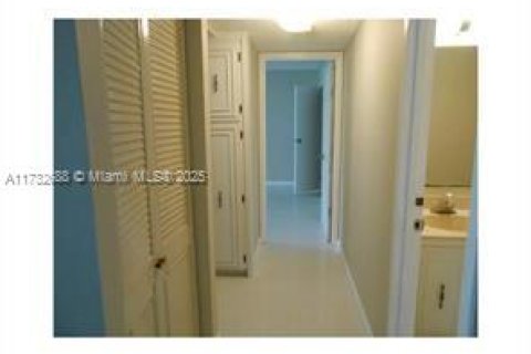 Condo in Hallandale Beach, Florida, 1 bedroom  № 1703810 - photo 5